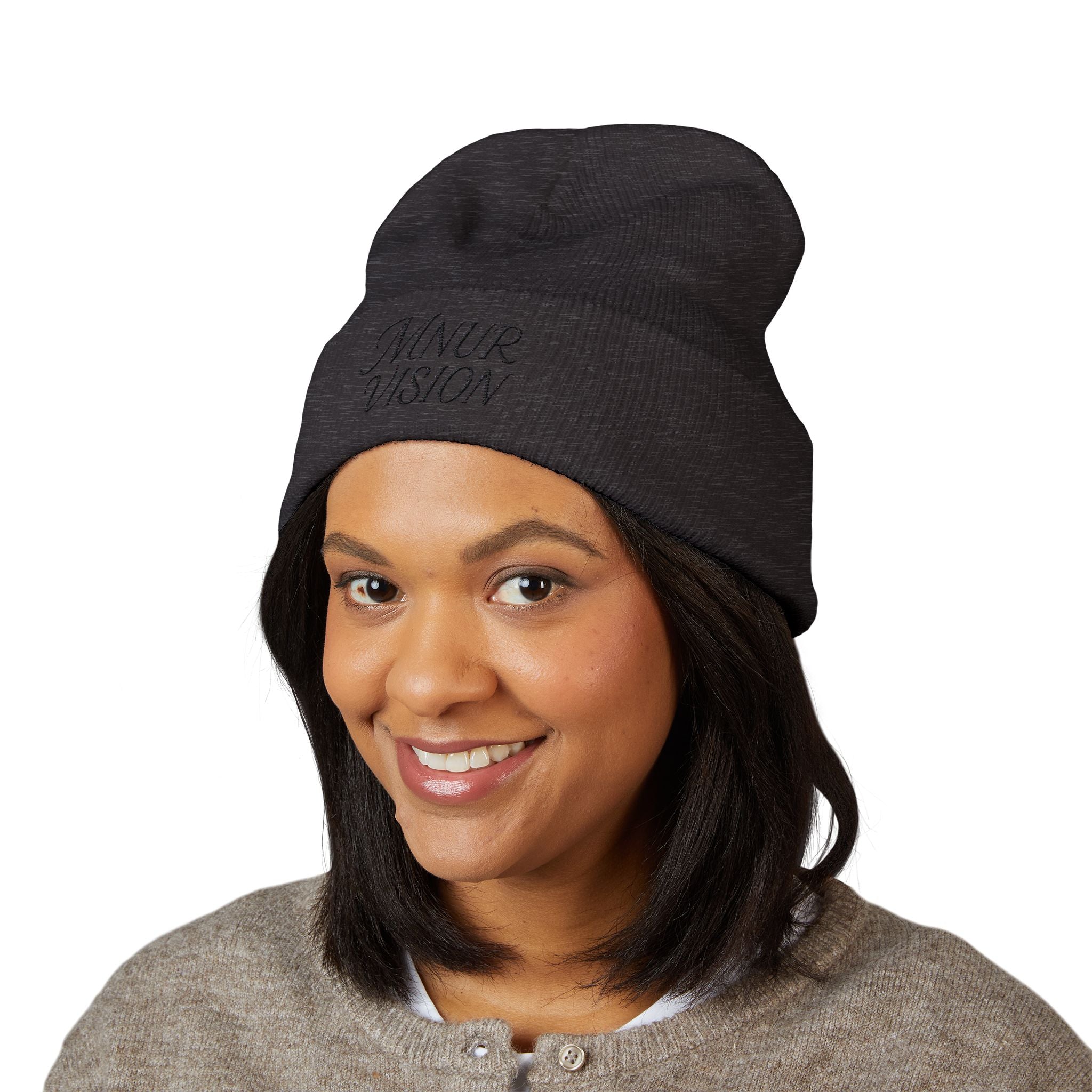 Bonnet Classique à Revers – MNUR VISION Accessoire d’hiver brodé, stylé et spirituel – Unisexe, intemporel, idéal pour offrir