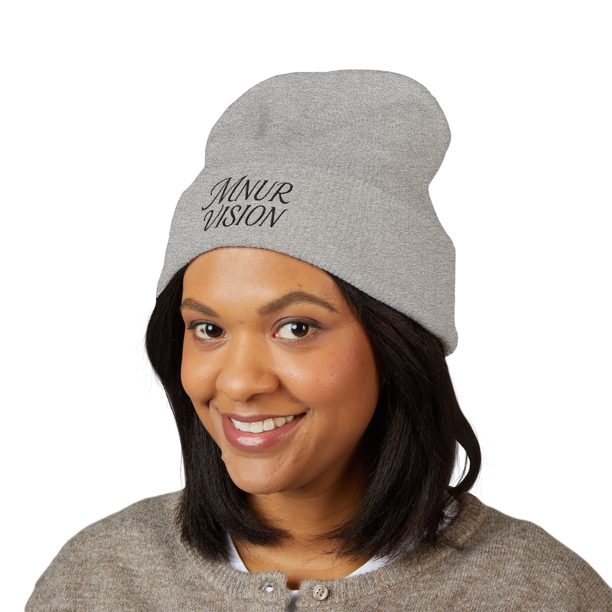 Bonnet Classique à Revers – MNUR VISION Accessoire d’hiver brodé, stylé et spirituel – Unisexe, intemporel, idéal pour offrir