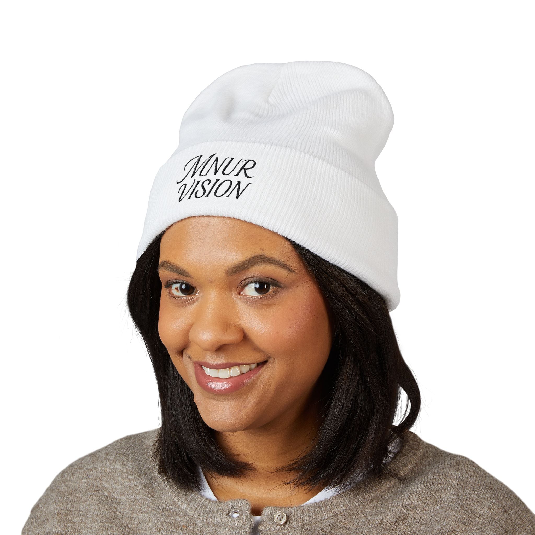 Bonnet Classique à Revers – MNUR VISION Accessoire d’hiver brodé, stylé et spirituel – Unisexe, intemporel, idéal pour offrir